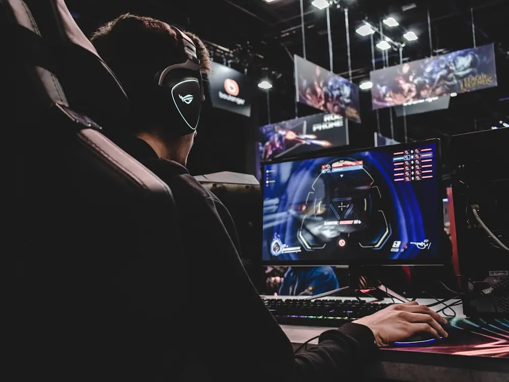 Grupo de jovens a jogar em telemóveis numa sala iluminada a néon